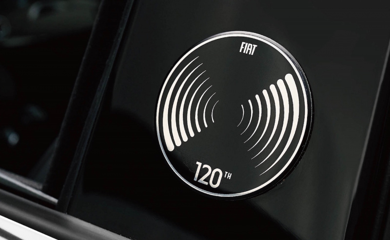 「ブランド120周年を祝う、フィアット 500/500Cの限定車「120th Tuxedo（タキシード）」」の2枚目の画像
