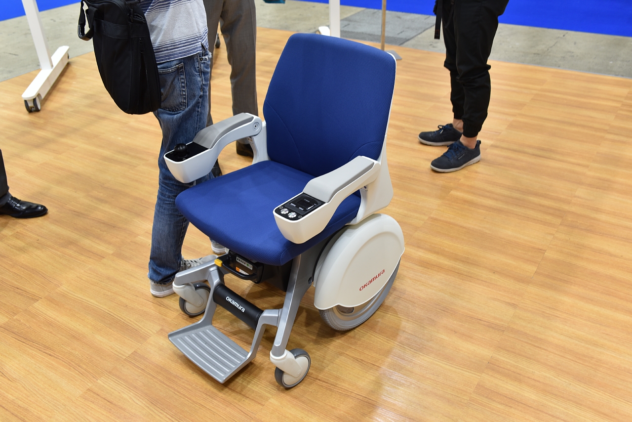 日本初の国産AT車の遺伝子を受け継ぐ、オカムラのオフィス用電動イス