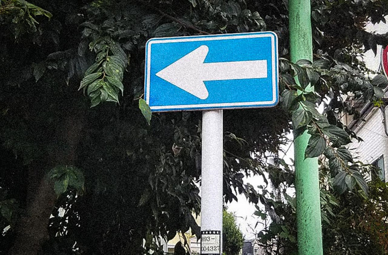 一方通行の標識