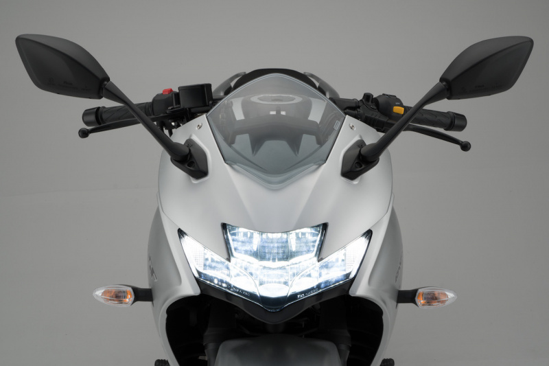 「新開発の油冷エンジンが搭載されたフルカウルスポーツバイク「スズキ・ジクサー SF 250」を参考出品【東京モーターショー2019】」の3枚目の画像