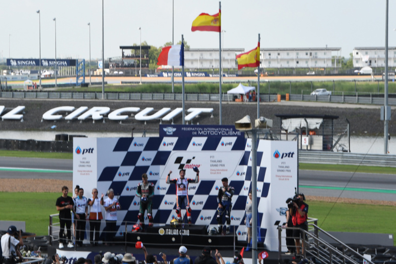 「マルケスがファイナルラップの最終コーナーで逆転！シリーズチャンピオンを決める。2019MotoGP第15戦・タイラウンド」の9枚目の画像
