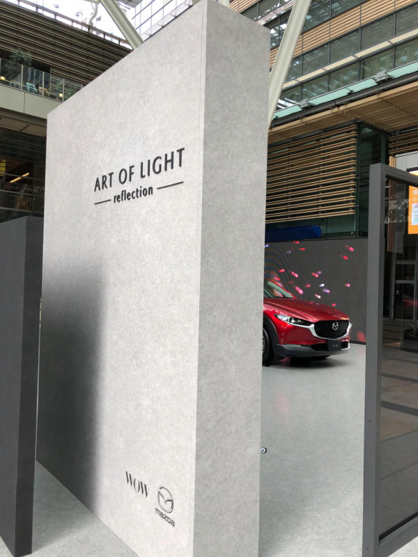 「「MAZDA CX-30のデザインは10年かけて生まれた！」東京ミッドタウンに魂動デザインを「光の移ろい」で美しさを表現したアートが出現【ART OF LIGHT -reflection-】」の8枚目の画像
