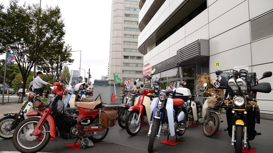 スーパーカブが400台以上も聖地に集結 23年続くカブ乗りの祭典は今年も大盛況 第23回カフェカブミーティングin青山 Clicccar Com