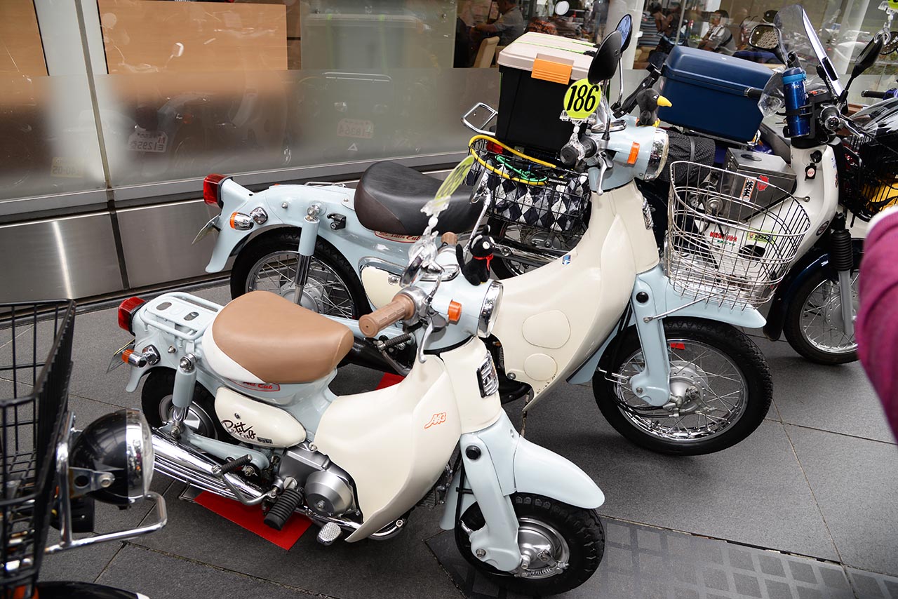 聖地 青山で見つけたホンダ スーパーカブの新旧カスタム車たち 第23回カフェカブミーティングin青山 Clicccar Com