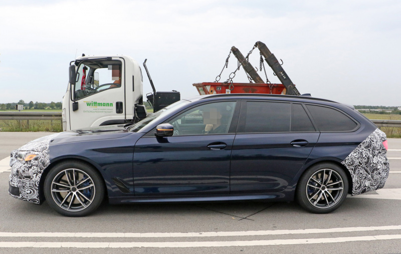 「BMW 5シリーズ ツーリング、大幅改良でワイドタッチスクリーン搭載へ！」の3枚目の画像