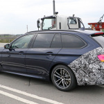 「BMW 5シリーズ ツーリング、大幅改良でワイドタッチスクリーン搭載へ！」の4枚目の画像ギャラリーへのリンク