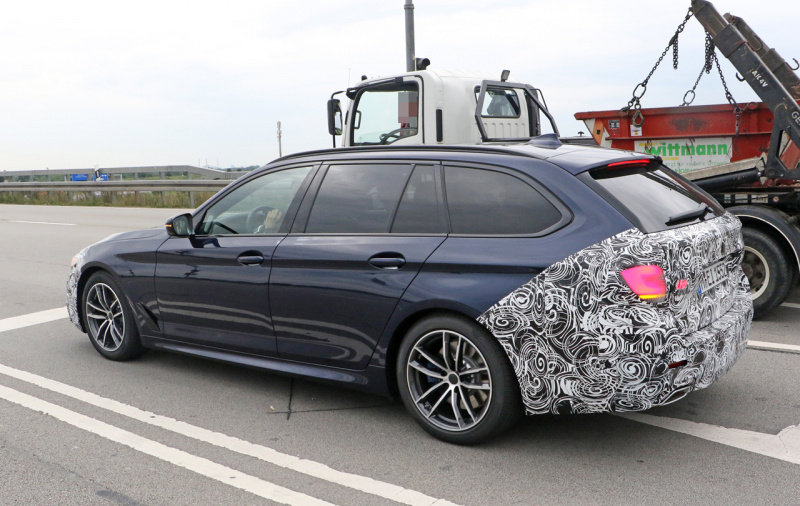 「BMW 5シリーズ ツーリング、大幅改良でワイドタッチスクリーン搭載へ！」の4枚目の画像