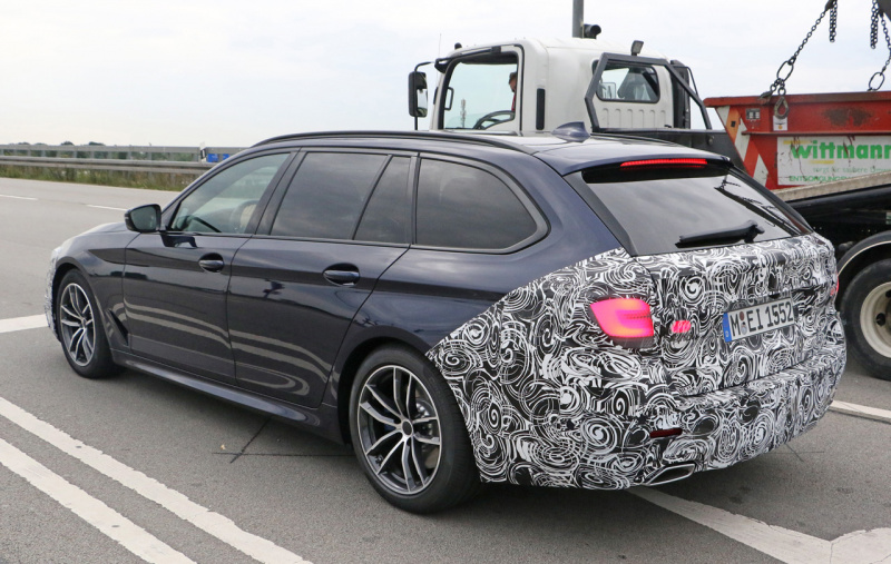 「BMW 5シリーズ ツーリング、大幅改良でワイドタッチスクリーン搭載へ！」の5枚目の画像