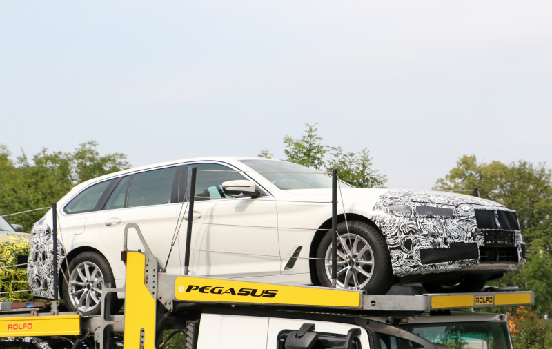 「BMW 5シリーズツーリング改良型をキャッチ。テールライトは新デザインのLEDライトを装備か？」の4枚目の画像