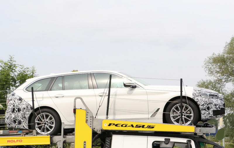 「BMW 5シリーズツーリング改良型をキャッチ。テールライトは新デザインのLEDライトを装備か？」の5枚目の画像