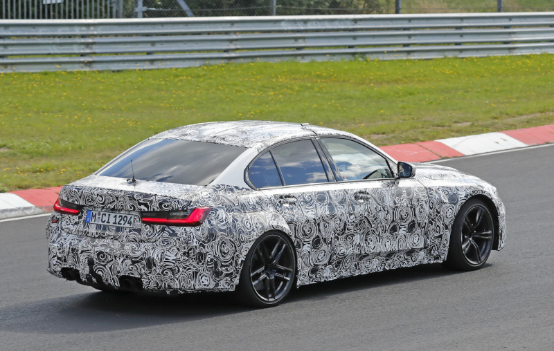 「奇っ怪な擬装に隠されたデザインは？　新型BMW M3がニュルで高速テストを開始」の9枚目の画像