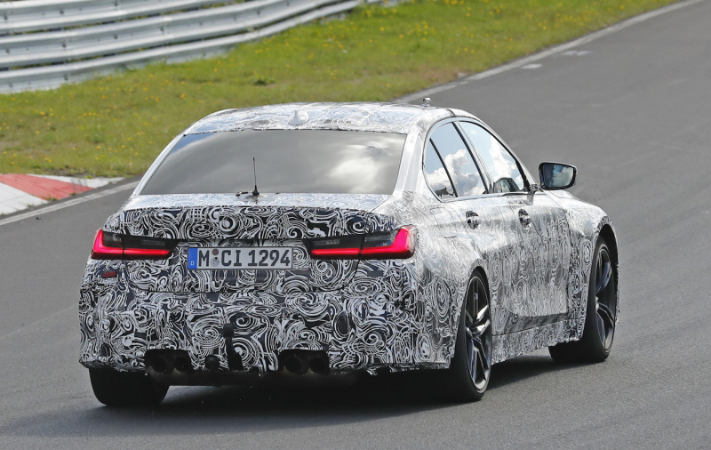 「奇っ怪な擬装に隠されたデザインは？　新型BMW M3がニュルで高速テストを開始」の10枚目の画像