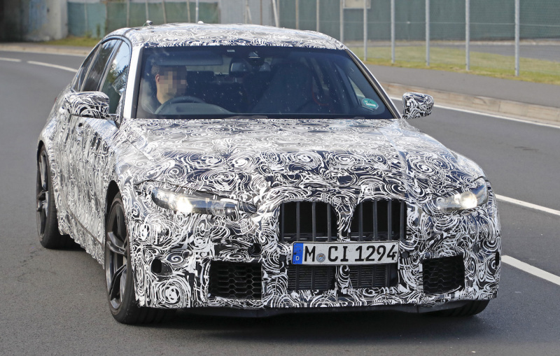 「奇っ怪な擬装に隠されたデザインは？　新型BMW M3がニュルで高速テストを開始」の2枚目の画像