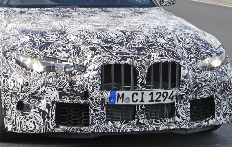 「奇っ怪な擬装に隠されたデザインは？　新型BMW M3がニュルで高速テストを開始」の3枚目の画像