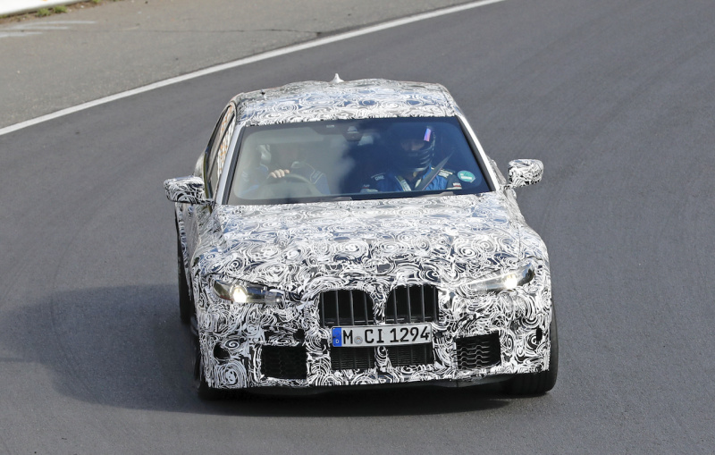 「奇っ怪な擬装に隠されたデザインは？　新型BMW M3がニュルで高速テストを開始」の4枚目の画像