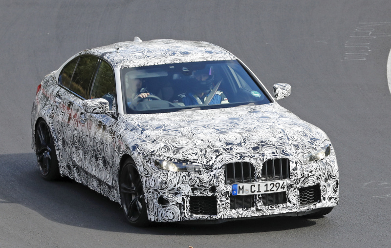 「奇っ怪な擬装に隠されたデザインは？　新型BMW M3がニュルで高速テストを開始」の6枚目の画像