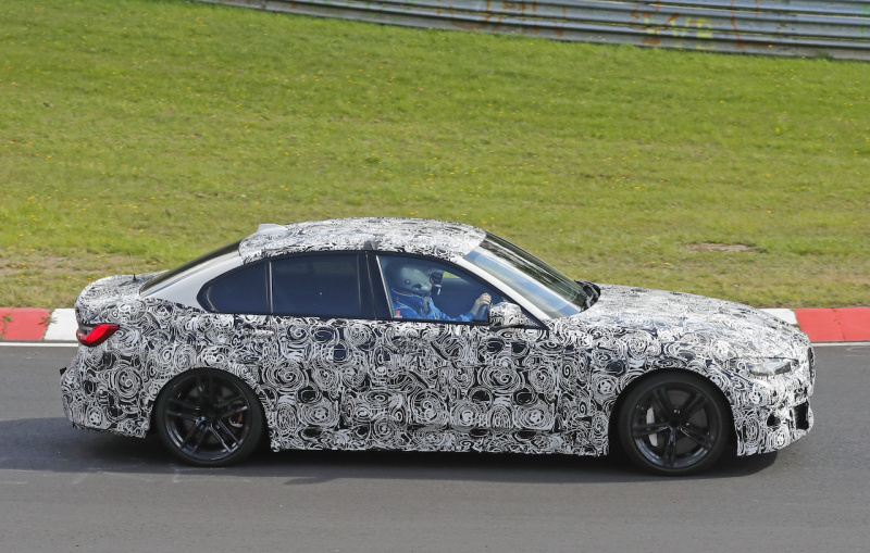 「奇っ怪な擬装に隠されたデザインは？　新型BMW M3がニュルで高速テストを開始」の8枚目の画像
