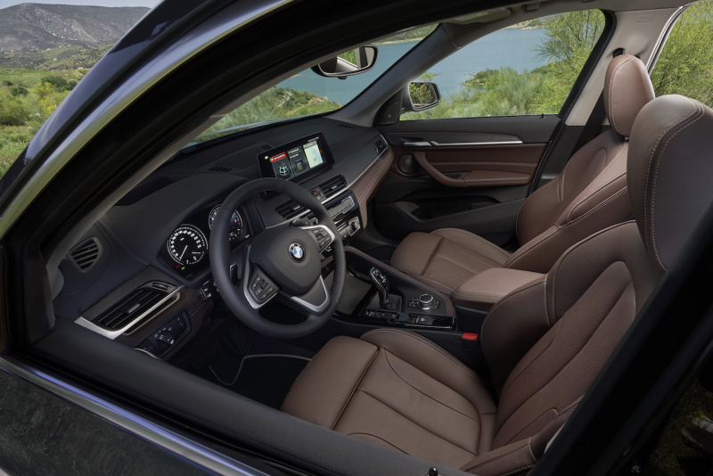 「BMW X1がマイナーチェンジ。存在感を増した顔つきになり、10.25インチタッチ式ディスプレイを搭載【新車】」の1枚目の画像