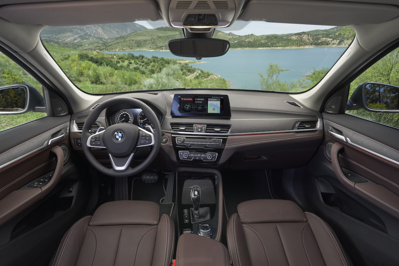 「BMW X1がマイナーチェンジ。存在感を増した顔つきになり、10.25インチタッチ式ディスプレイを搭載【新車】」の3枚目の画像