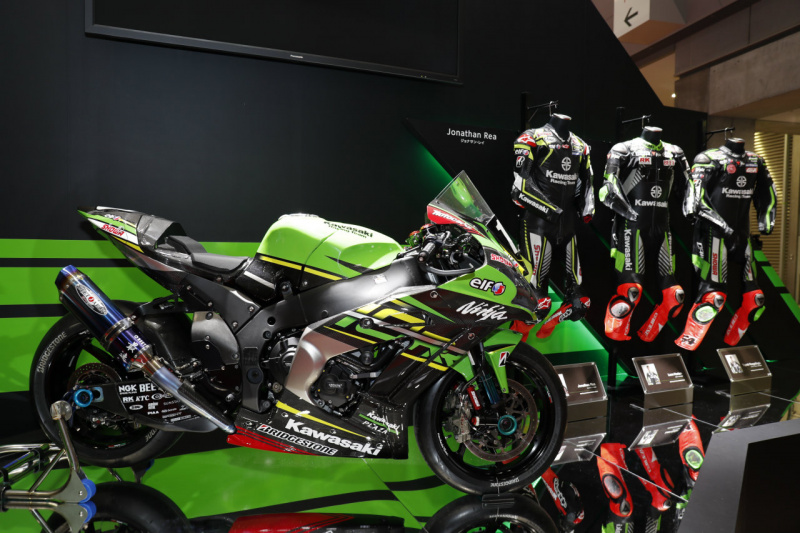 「鈴鹿8耐を制した1000ccレースマシン「カワサキ・ニンジャZX-10RR」がトロフィー とともに登場！【東京モーターショー2019】」の2枚目の画像