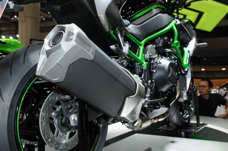 「H2のスーパーチャージドエンジンを搭載した200馬力のネイキッド「Kawasaki Z H2」【東京モーターショー2019】」の6枚目の画像