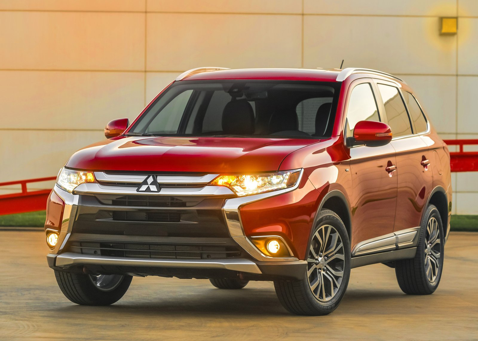 Mitsubishi Outlander 16 1600 01 画像 新型 三菱アウトランダーを大予想 ボディを拡大し 日産エクストレイル新型と兄弟 車に Clicccar Com