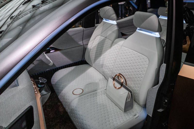 「新開発EVプラットフォームを使った「ニッサン IMk」は、将来の軽自動車像を提案する意欲作【東京モーターショー2019】」の2枚目の画像