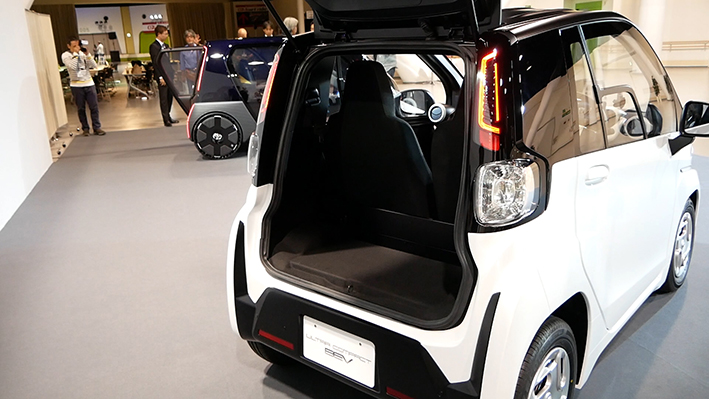 「来年に販売予定のトヨタ超小型EV。スタッドレスタイヤの装着を意識した現実的タイヤサイズを採用【東京モーターショー2019】」の4枚目の画像