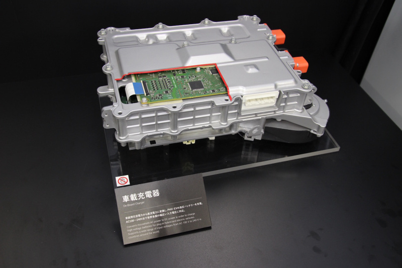 「豊田自動織機は新型グランエースに積まれている2.8Lディーゼルエンジンなどの圧縮技術と電動車の電源活用を紹介【東京モーターショー2019】」の4枚目の画像