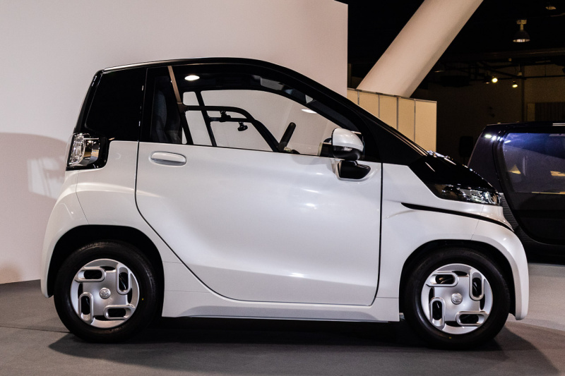 「シティコミューターとして約100kmの走行が可能。2020年冬頃に発売されるトヨタの超小型EVが初公開【東京モーターショー2019】」の9枚目の画像