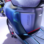 「近未来のスクーターは電動化が当たり前!?　メタリックカラーが眩しいヤマハE01＆E02【東京モーターショー2019】」の10枚目の画像ギャラリーへのリンク