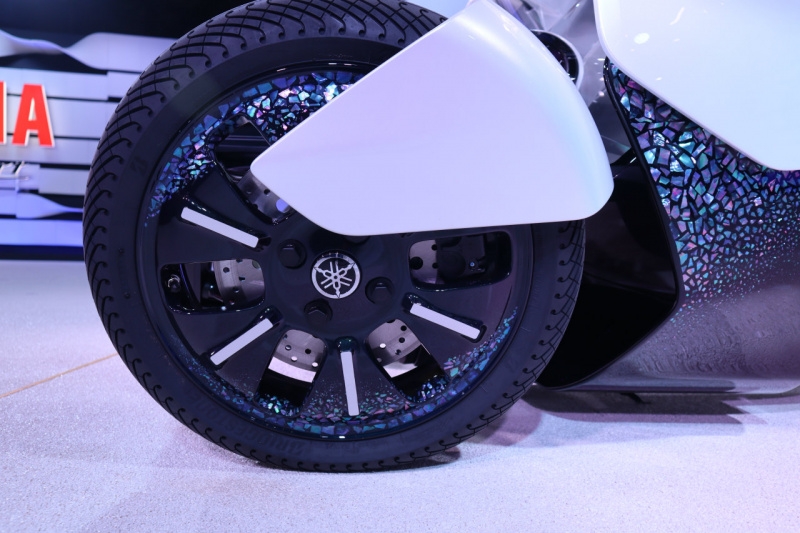 「ヤマハの3輪モーターサイクルコンセプト「MW-VISION」はコーナリングが爽快！【東京モーターショー2019】」の9枚目の画像