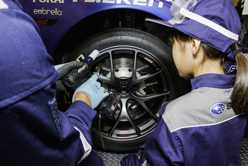 「アウトオブキッザニアのスバルブースでニュル優勝のWRX　STIの整備を体験！【東京モーターショー2019】」の4枚目の画像