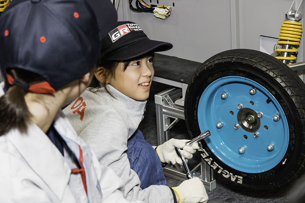「アウトオブキッザニアのトヨタブースで電気自動車の組み立てに挑戦！【東京モーターショー2019】」の3枚目の画像