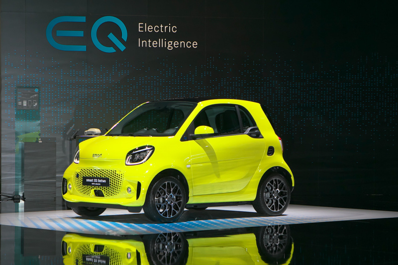 「世界初、電気自動車へシフト開始したスマート。カーシェアリングを視野に入れたEQ フォートゥーを発表【東京モーターショー2019】」の1枚目の画像