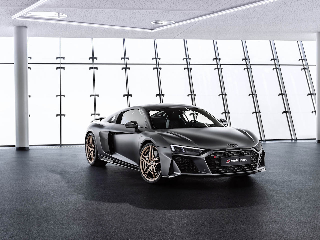 Audi R8 V10 Decennium 画像 日本向けはわずか10台の特別なaudi R8 Audi R8 Decennium の納車式が富士スピードウェイで開催 新車 Clicccar Com