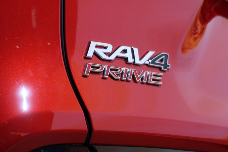 「トヨタ車ではスープラの次に速い!?　RAV4プラグインハイブリッドの凄さは加速性能【LAオートショー2019】」の1枚目の画像