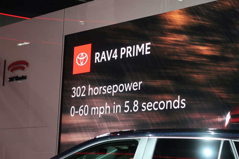 「トヨタ車ではスープラの次に速い!?　RAV4プラグインハイブリッドの凄さは加速性能【LAオートショー2019】」の4枚目の画像
