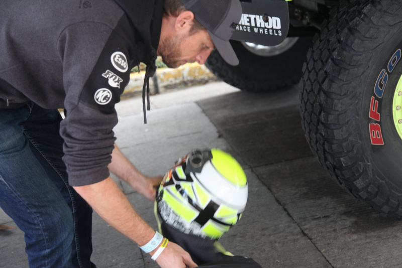 自分でヘルメットの出し入れもするジェンソン・バトン選手