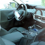 「これが「ミニ・8シリーズ」だ！　新型BMW 4シリーズ、コックピットや後部座席を完全キャッチ」の10枚目の画像ギャラリーへのリンク