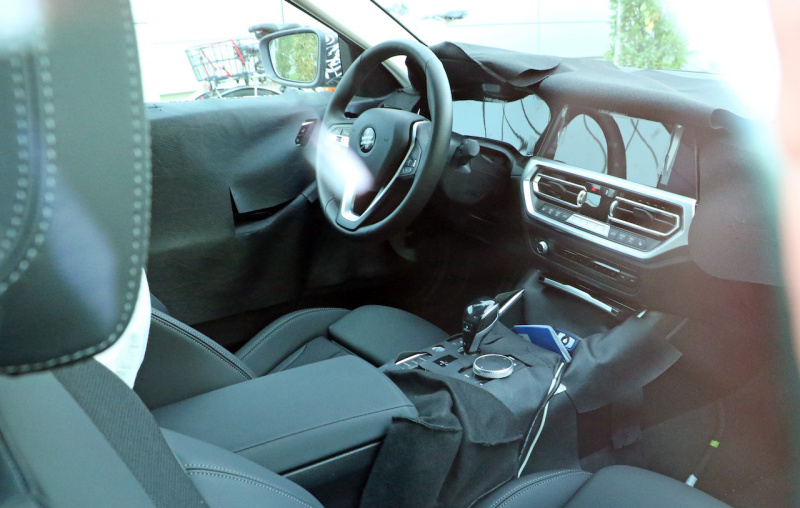 「これが「ミニ・8シリーズ」だ！　新型BMW 4シリーズ、コックピットや後部座席を完全キャッチ」の10枚目の画像