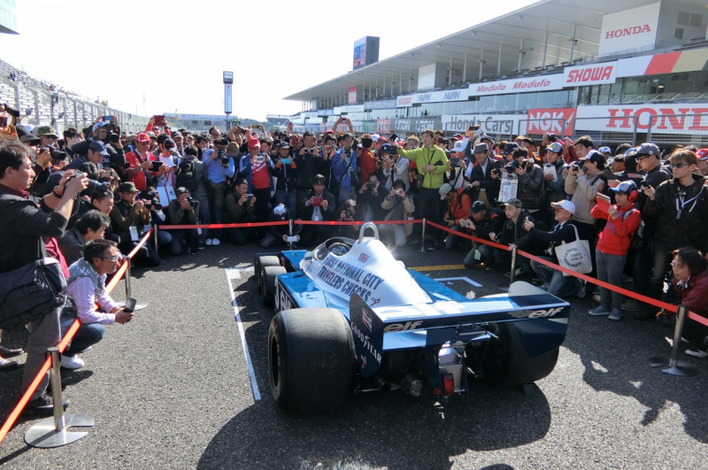 「伝説の6輪F1マシン、Tyrrell P34がやってきた！カウルが外れている貴重な瞬間を目撃【SUZUKA Sound of ENGINE2019】」の5枚目の画像