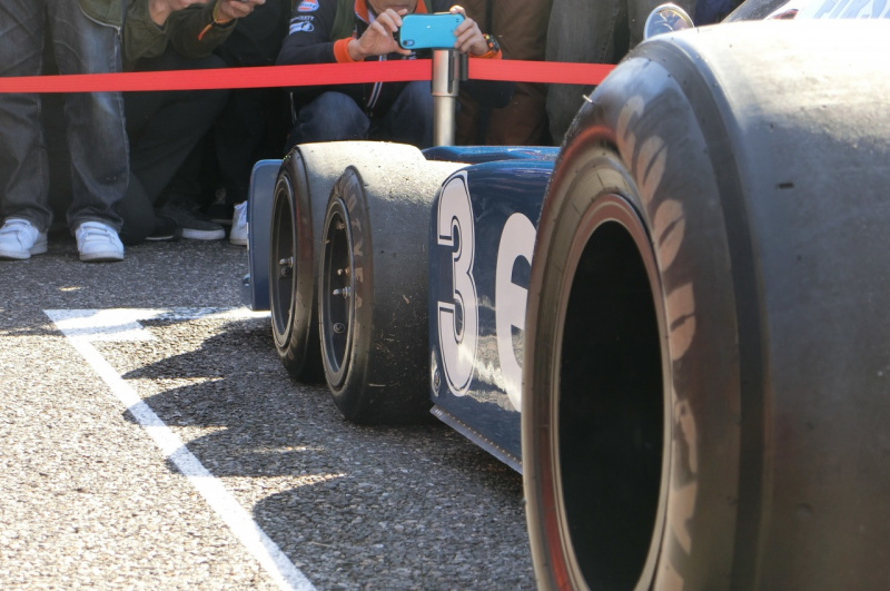 「伝説の6輪F1マシン、Tyrrell P34がやってきた！カウルが外れている貴重な瞬間を目撃【SUZUKA Sound of ENGINE2019】」の4枚目の画像