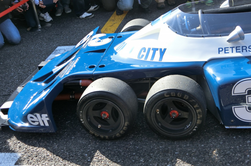 「伝説の6輪F1マシン、Tyrrell P34がやってきた！カウルが外れている貴重な瞬間を目撃【SUZUKA Sound of ENGINE2019】」の3枚目の画像