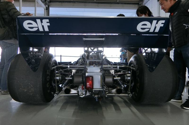 「伝説の6輪F1マシン、Tyrrell P34がやってきた！カウルが外れている貴重な瞬間を目撃【SUZUKA Sound of ENGINE2019】」の7枚目の画像