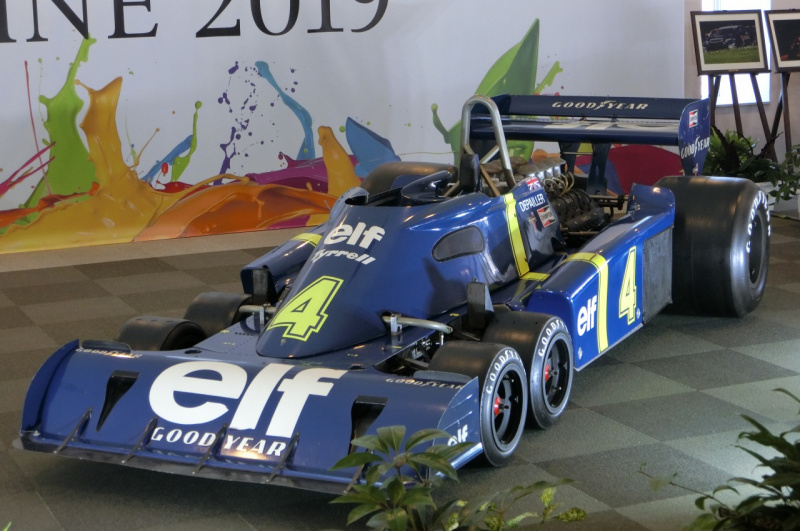 「伝説の6輪F1マシン、Tyrrell P34がやってきた！カウルが外れている貴重な瞬間を目撃【SUZUKA Sound of ENGINE2019】」の1枚目の画像