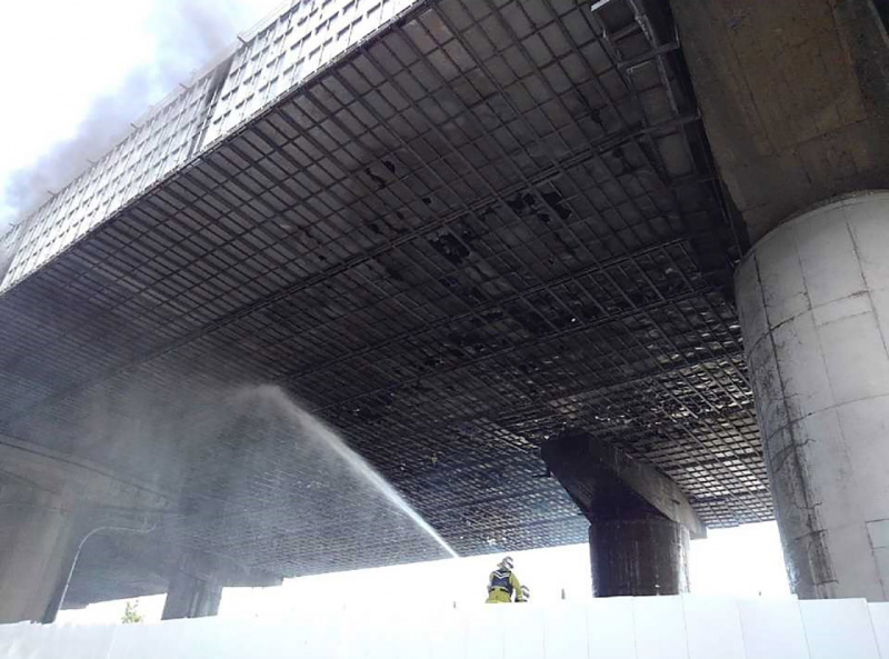 「東名高速で21日に発生した火災。橋梁工事中にいったい何が起きたのか」の1枚目の画像