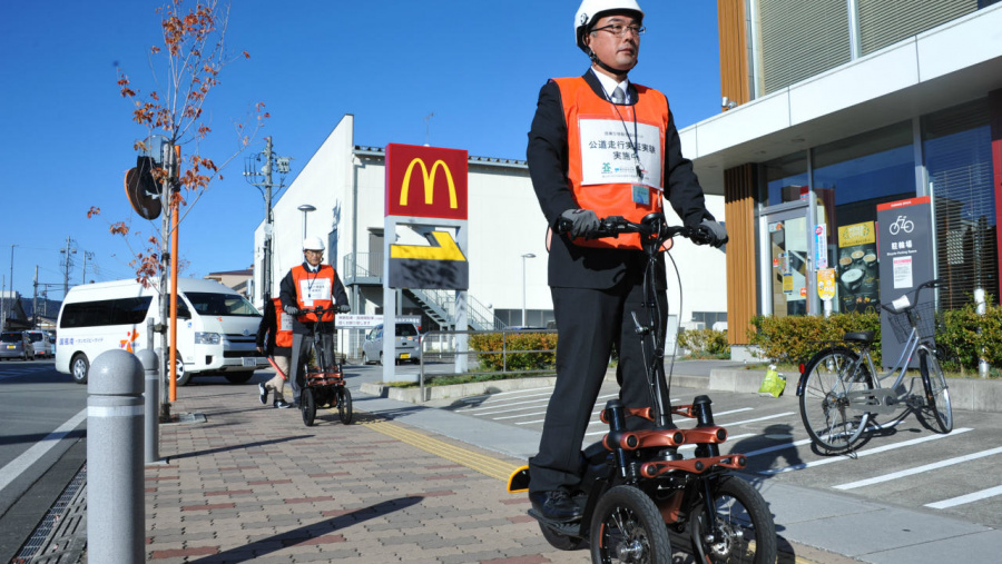 3輪電動立ち乗り車 ヤマハ トリタウン が歩道を走行 国産パーソナル モビリティで初の公道実証 Clicccar Com