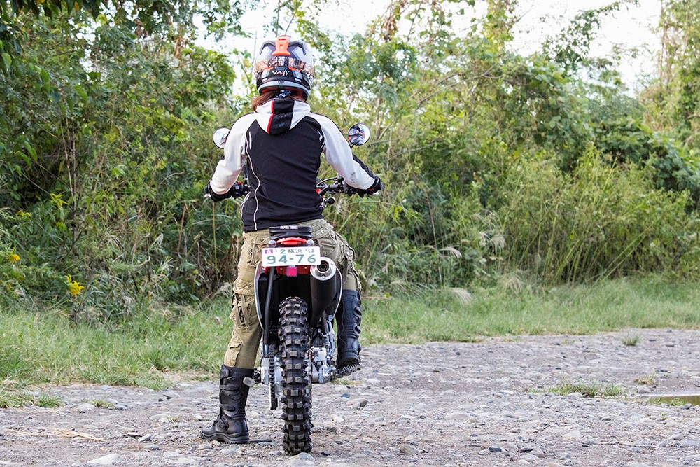 軽くて扱いやすくて速さも十二分 公道okの競技モデルでバイクライフが変わる ホンダcrf250f 実走編 Clicccar Com