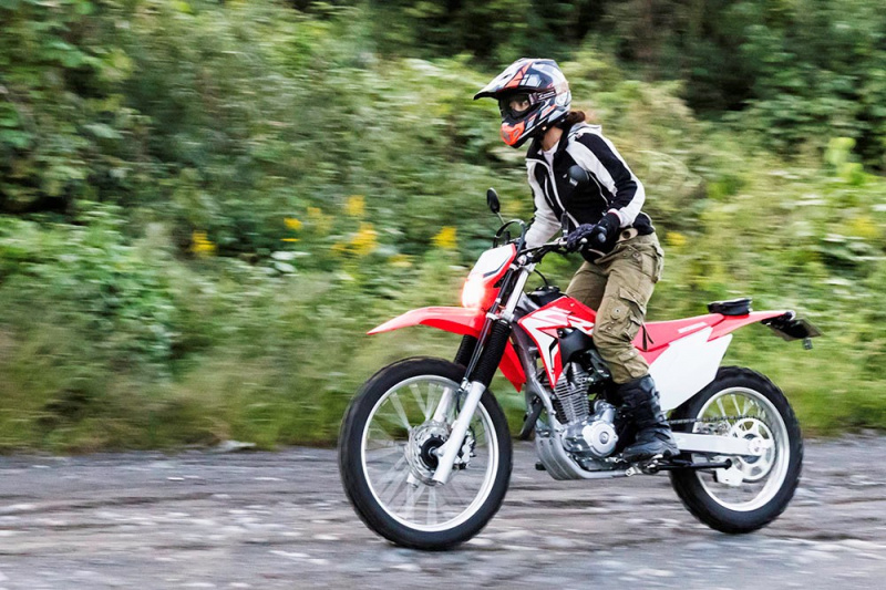 軽くて扱いやすくて速さも十二分 公道okの競技モデルでバイクライフが変わる ホンダcrf250f 実走編 Clicccar Com